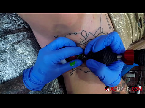 ❤️ Sully Savage mai tsananin jarfa ta yi tattoo a kan kwarin ta ❤❌ Batsa vk ☑